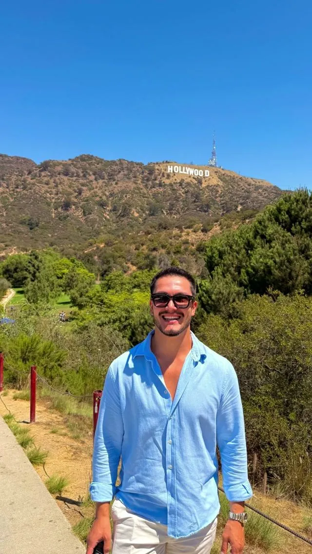 Los Angeles'ta Hollywood tabelası önünde Ali Can