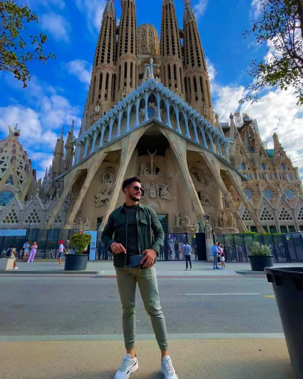 Barselona'da Sagrada Familia önünde Ali Can
