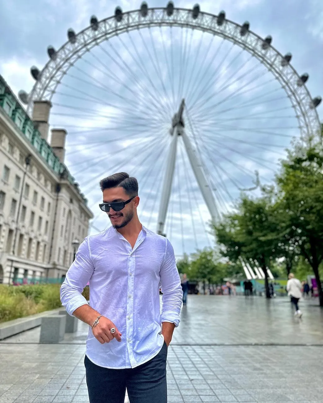 Londra'da London Eye önünde Ali Can