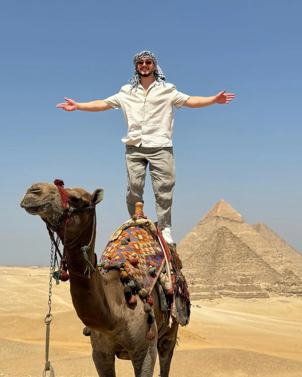 Giza'da piramitler önünde Ali Can