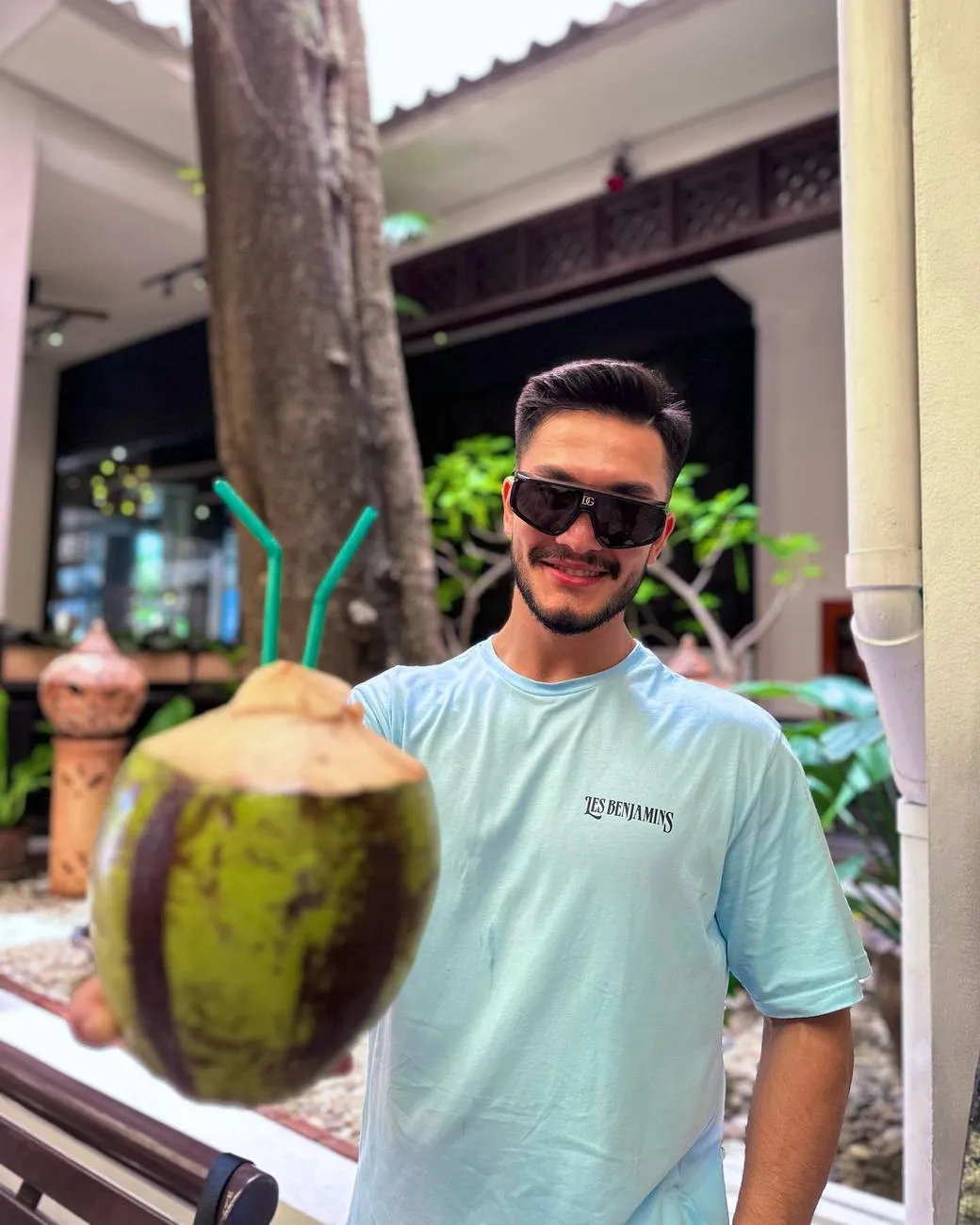 Phuket'te hindistan cevizi ile Ali Can