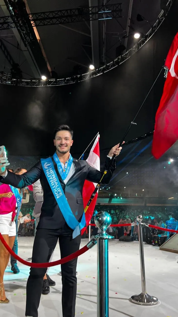 Barselona'da sahnede Türk bayrağıyla