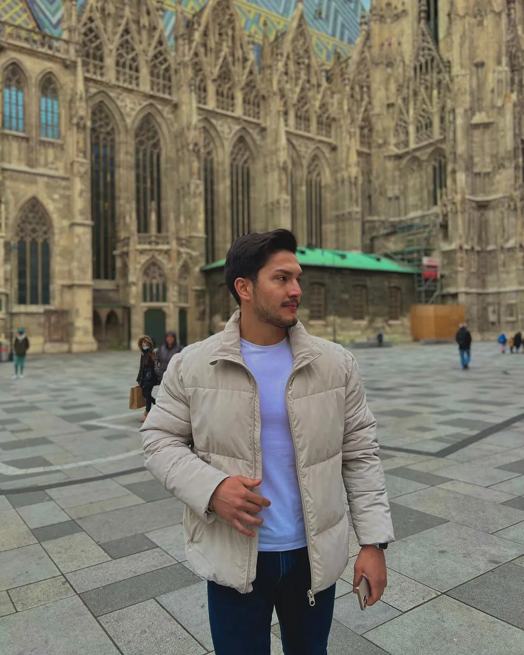 Viyana'da Stephansdom önünde Ali Can